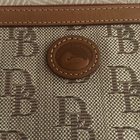 🥂𝐇𝐏!🥂DOONEY & BOURKE TAN AND CREAM WRISTLET NWT - Picture 2 of 10